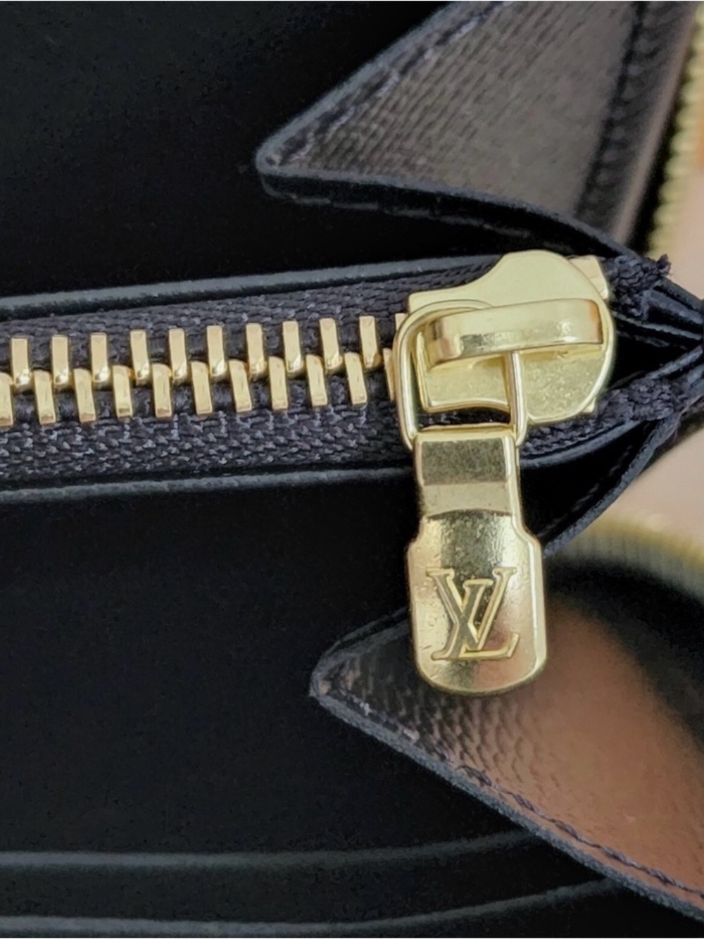 Louis Vuitton Reverse Monogram Giant Zippy Wallet 🌟 - Picture 7 of 11